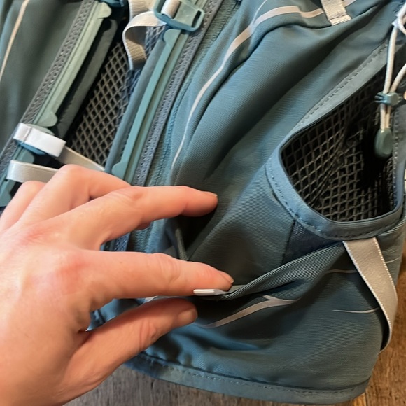 Last Chance! Osprey Dyna 1.5 with reservoir cascade blue Womens small only - Picture 4 of 9